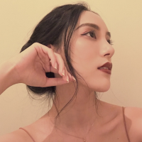 薄倩 蹲下，捡起呐一份属于