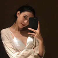 薄倩 蹲下，捡起呐一份属于