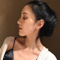 薄倩 蹲下，捡起呐一份属于