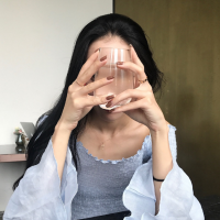 薄倩 蹲下，捡起呐一份属于