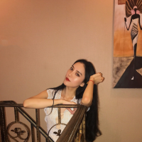 薄倩 蹲下，捡起呐一份属于