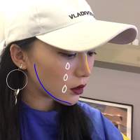薄倩 蹲下，捡起呐一份属于