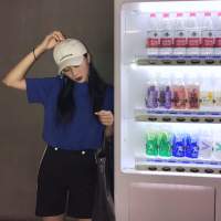 薄倩 蹲下，捡起呐一份属于