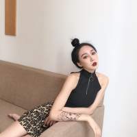 薄倩 蹲下，捡起呐一份属于