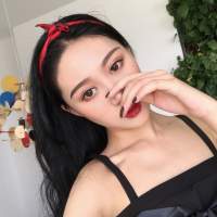 薄倩 蹲下，捡起呐一份属于