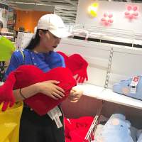薄倩 蹲下，捡起呐一份属于