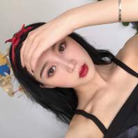 薄倩 蹲下，捡起呐一份属于
