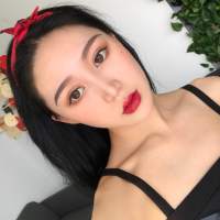 薄倩 蹲下，捡起呐一份属于