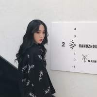 薄倩 蹲下，捡起呐一份属于