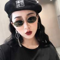 薄倩 蹲下，捡起呐一份属于