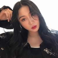 薄倩 蹲下，捡起呐一份属于