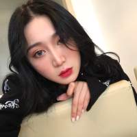 薄倩 蹲下，捡起呐一份属于