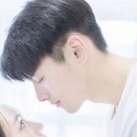 “相信我们会在一起” 当一个男人望着天空的