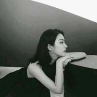 一个以为不会走，一个以为会挽留。 是我提的分手，是我删