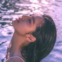 她是一场经久不散的风
