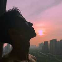终日两相思，为君憔悴尽，百花时。 真正的忘记，并非不再