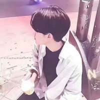 很遗憾吧 那么喜欢连张合照都没有 我喜欢一个人游荡在拥