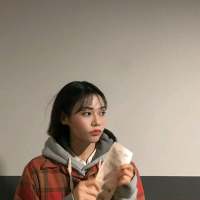 短发女头 天空下起了大雨，淋湿