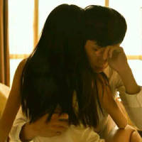 你对我笑. 蹲下身，让淤积的池水