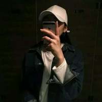 曾以为他生性冷淡 直到他对别人嘘寒问暖 侧身游动，以一颗方糖