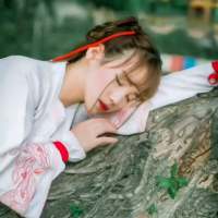 没有多温暖，没有很难过也没有很快乐 锁上美好的门扉，走入