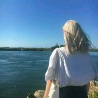 恐惧黑暗，所以仰头面
