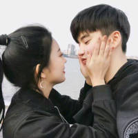 我也不知道为什么心情不好就喜欢关上灯躲厕... 你总是逗她笑，她却喜