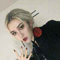 你讨厌自己不合群的样子却忘了自己的与众... 没人哄你，请你少发脾