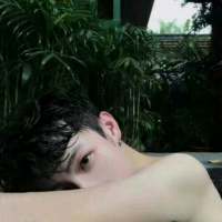 "  别把感情看得太重要  别把难过... 人潮太拥挤，我怕一放