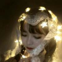 过马路的白发老头 小女孩妳双眼哭红 人类似... 微风轻轻起，我好喜欢