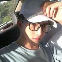 "  别把感情看得太重要  别把难过... 人潮太拥挤，我怕一放