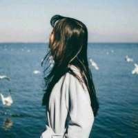 少女:暑假快乐嘞 玩累了吧，该散了吧。
