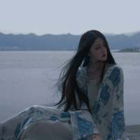 妆罢低声问夫婿 画眉深浅入无时. 那风景再美 哪及你般