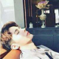 只是依旧静默，流离在