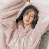 笑意正浓 窗外的雨一直下，是“
