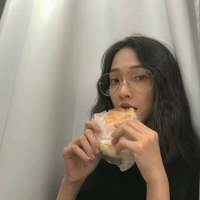 浓妆艳抹的她其实没几