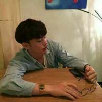 帅得好累，趴会儿。 手机里放的歌代表的痛