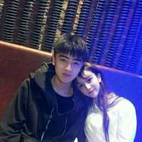 两个人。 時間很會沖淡記憶，以