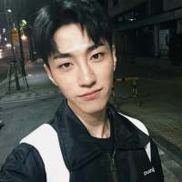“无人荒野且一人行” 把你的照片p成黑白，