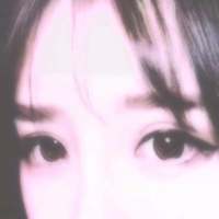 夜幕下马路上街灯旁的