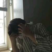 男头 耳朵塞满孤独 我听不