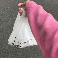 部位图背景图文字图 只好把手藏在袖子里，