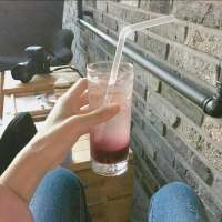 曾以为他生性冷淡 直到他对别人嘘寒问暖 侧身游动，以一颗方糖