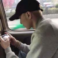 很遗憾吧 那么喜欢连张合照都没有 我喜欢一个人游荡在拥