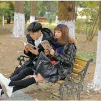 拿图给花。 What kind