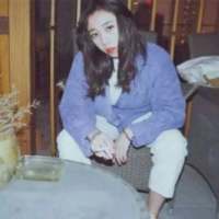 把一片玫瑰花瓣含在嘴