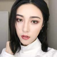 她总是回忆，她总是怀