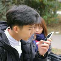 拿图给花。 What kind