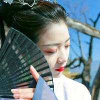 你眼中有柔情万种，如脉脉春风，冰雪也消融... 思想有多远，你就滚多