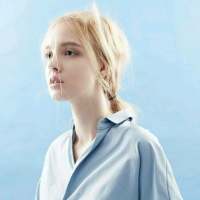 黛色浅浅映桃花，片片